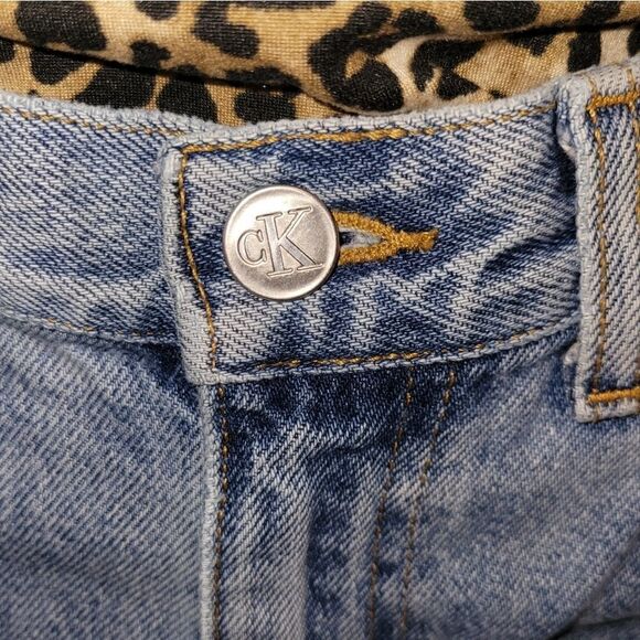 Calvin Klein Jeans High Rise Mom Jean Double Stone Wash - Picture 10 of 16